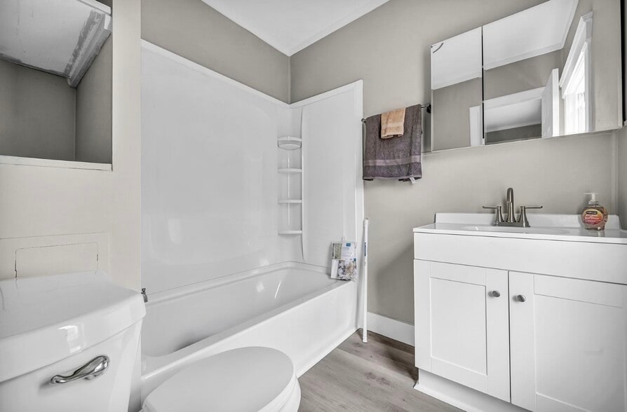 Building Photo - 2023 Robin St