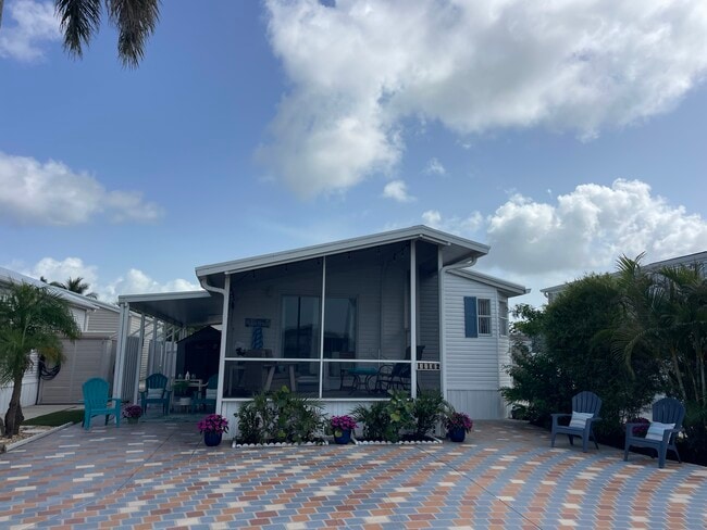 Building Photo - 16300 Pine Ridge Rd