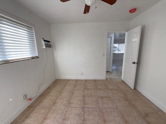 Building Photo - 323 NW 4 Ave Hallandale, FL 33009