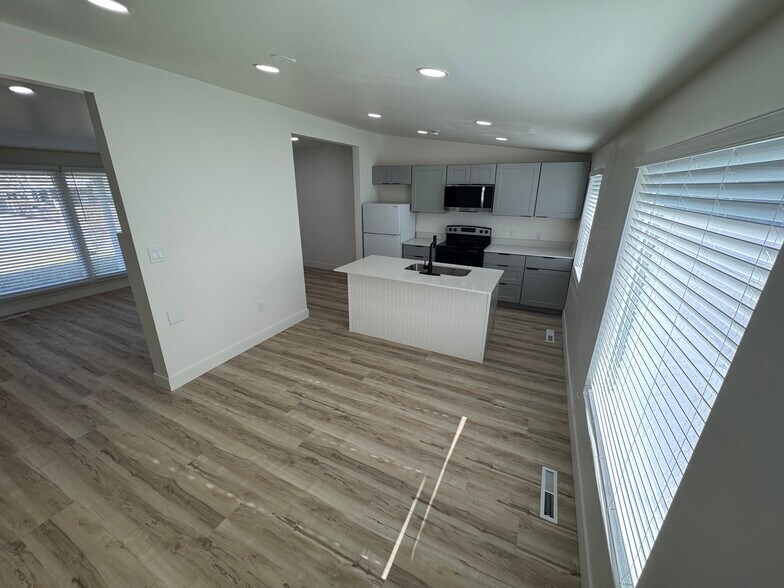 Building Photo - 2171 W Kirkham Way