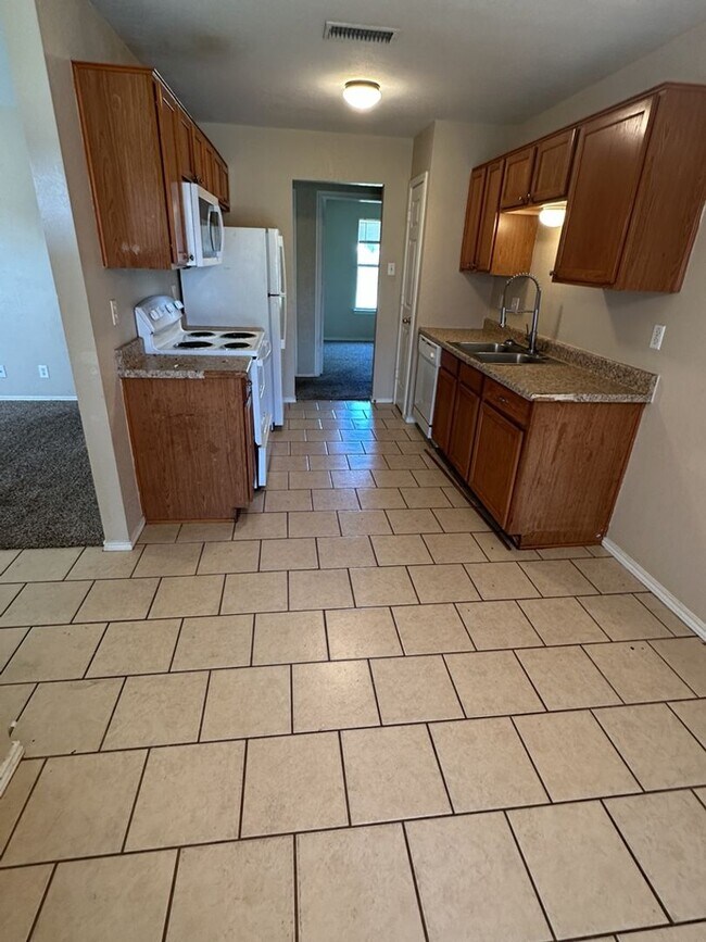 Building Photo - AVAILABLE NOW!