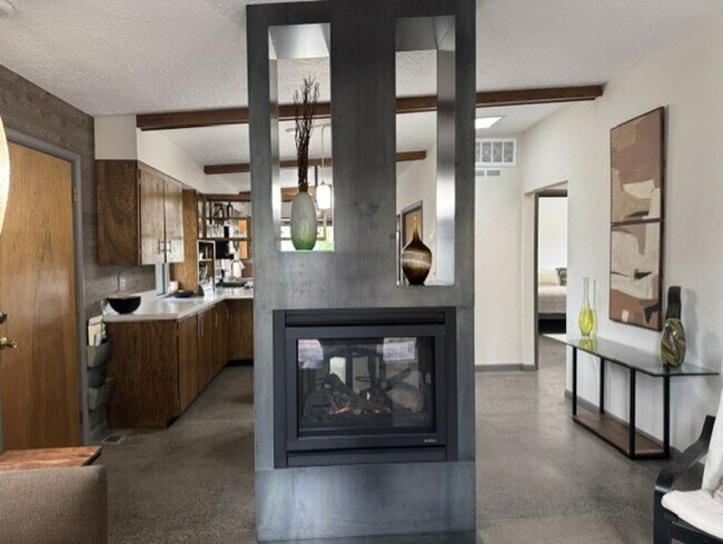 Building Photo - Fantastic location just steps from the Deschutes River and 1st St Rapids Park