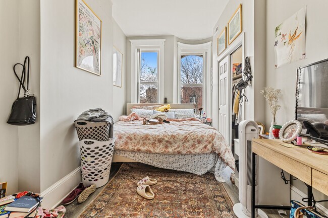 Building Photo - 1345 N Maplewood Ave