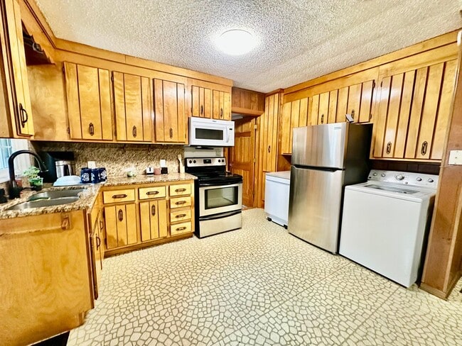 Building Photo - Mid-Century Retro Masterpiece!