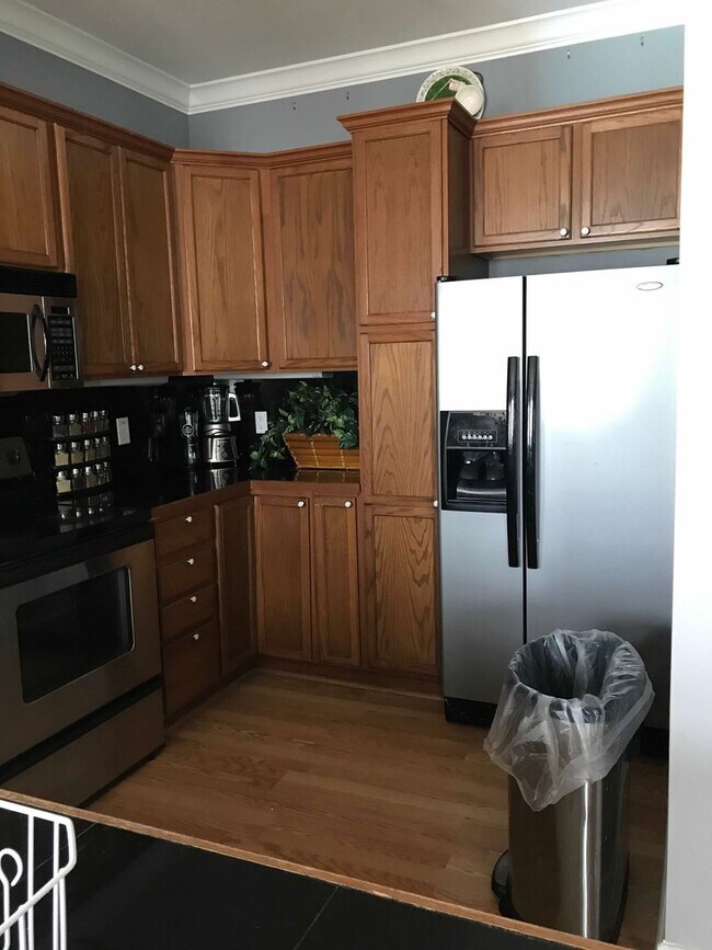 Building Photo - Spacious condo