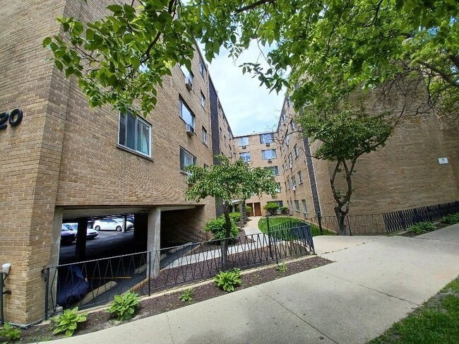 Building Photo - 7320 N Rogers Ave