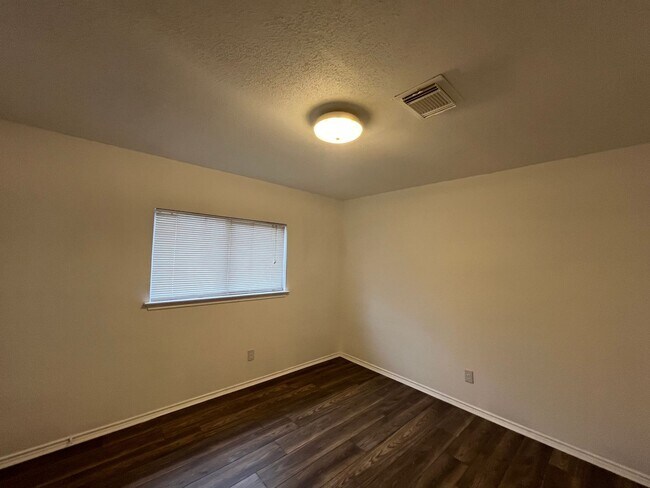 Building Photo - 8419 Manderly Pl