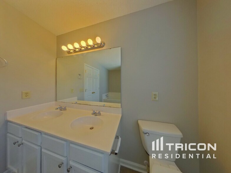 Building Photo - 210 Glen Rose Cir