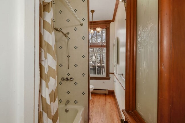 Building Photo - 3 Bed 2.5 Bathroom - Capitol Hill Rowhome - Driveway For Parking