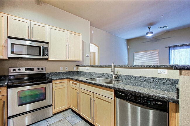 Building Photo - 2402 E 5th St