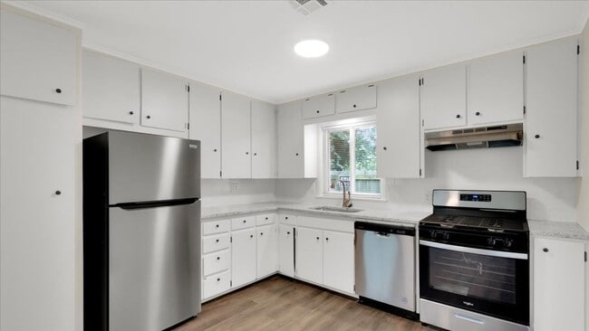 Building Photo - Beautiful 3 bedroom / 2 bath