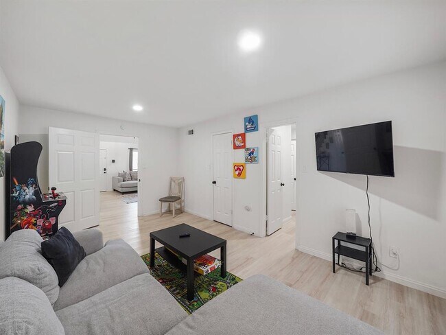 Building Photo - 8007 Beluche Dr