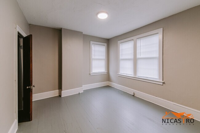 Building Photo - 2070 Indianola Ave