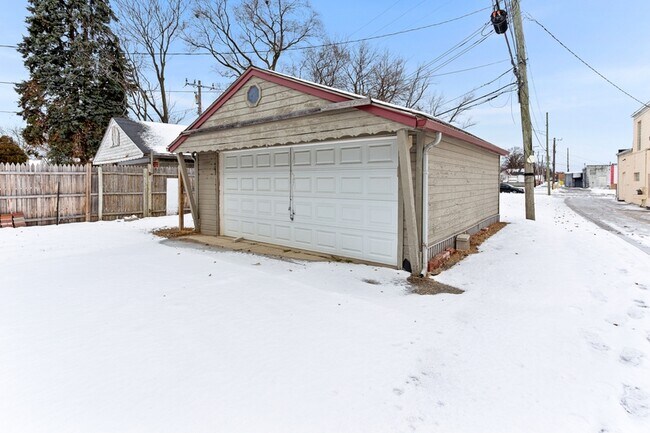 Building Photo - 7645 Fisher Ave