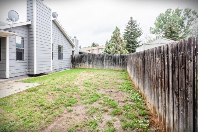 Building Photo - 904-906 Camelot Ct.