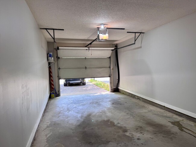 Building Photo - Desirable End Unit Townhome in Five Oaks!