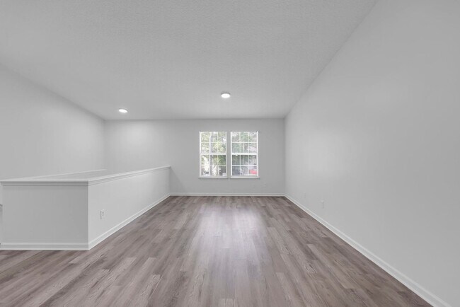 Building Photo - NEWLY RENOVATED 3 BEDROOM 2.5 BATHS TOWNHO...