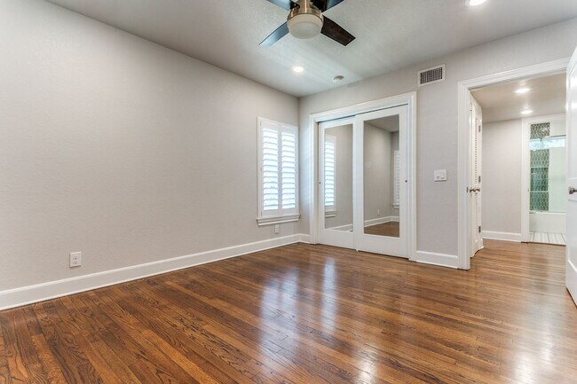 Building Photo - 488-EO