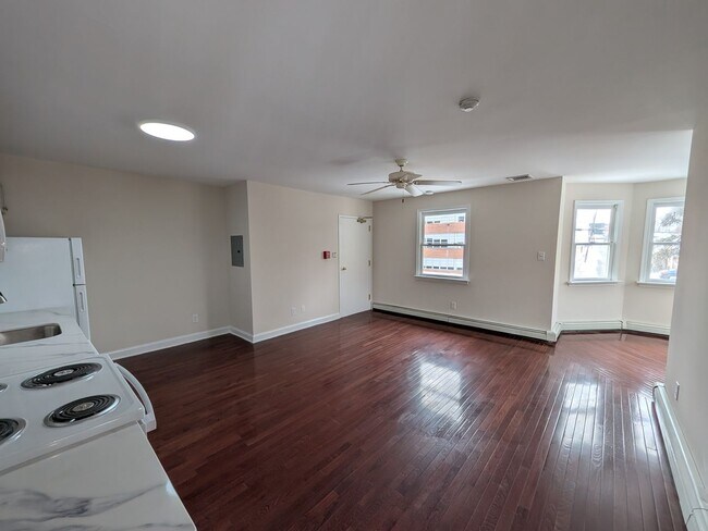 Building Photo - 416 Main St