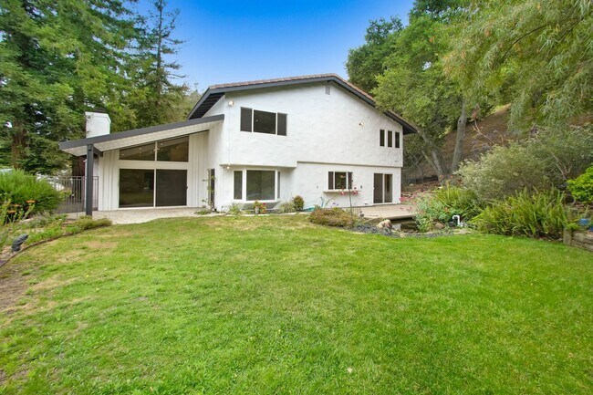 Building Photo - Rent this Beautiful 5 BEDROOM HOME NOW!