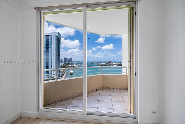 Building Photo - 888 Brickell Key Dr