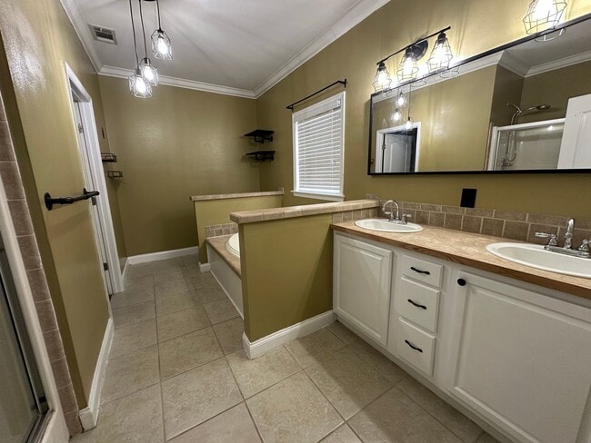 Building Photo - Charming and spacious home for rent in Lee...