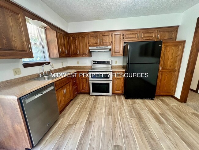Building Photo - Freshly Updated 3 Bedroom Duplex