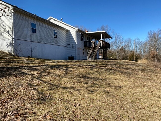 Building Photo - Large 4 Bed /  2 Bath Home