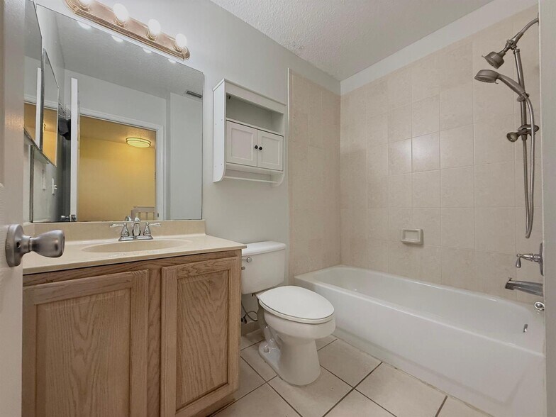 Building Photo - 1910 Lakeview Dr W