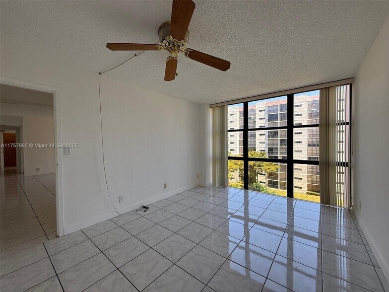 Building Photo - 17011 N Bay Rd