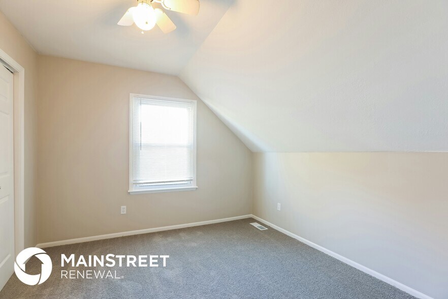 Building Photo - 4520 NE Webster Dr