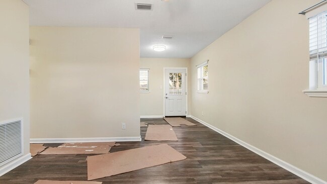 Building Photo - 3 Bedroom House