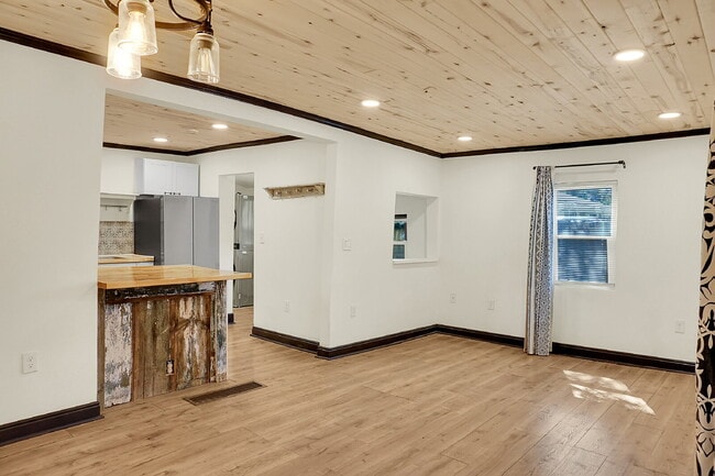 Building Photo - $1,495.00, 1-bed, 1-bath newly renovated l...