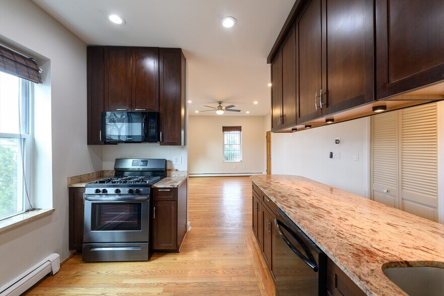 Primary Photo - 87 Atherton St