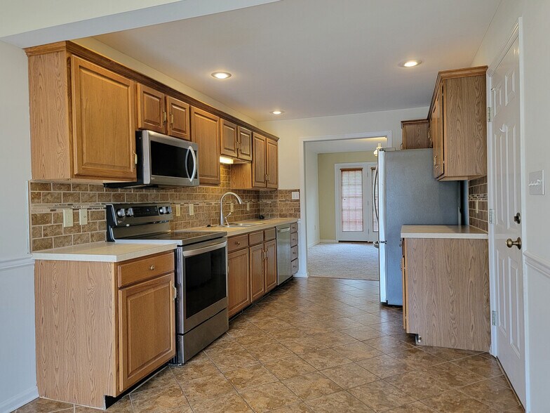 Building Photo - 40 Spring Hill Ln