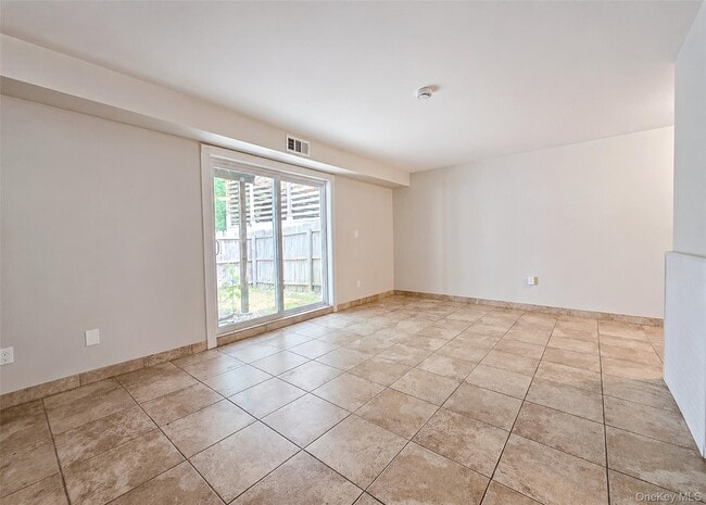 Building Photo - 136 Hill Crescent
