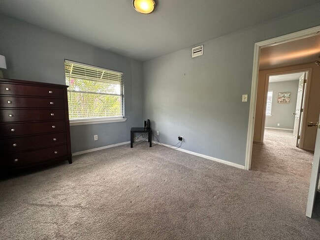 Building Photo - Effortless & comfortable 2Beds/1.5Bath con...