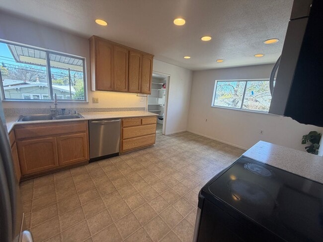 Building Photo - Spacious 4 Bedroom | 3 Bathroom | House in Curtis Park