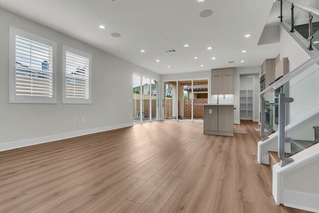 Building Photo - 720 Olivier Dr