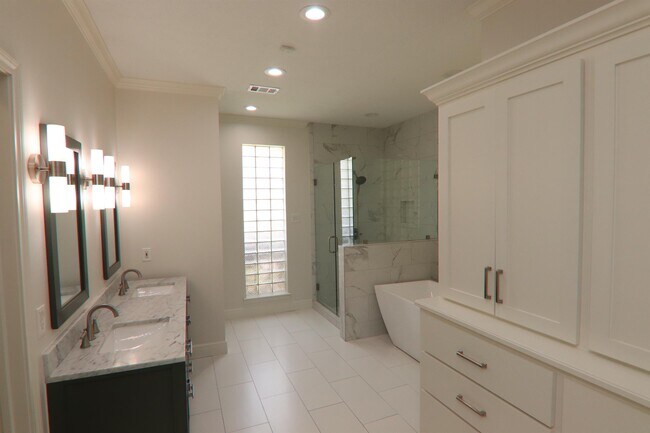Building Photo - 7950 Riviera Ct