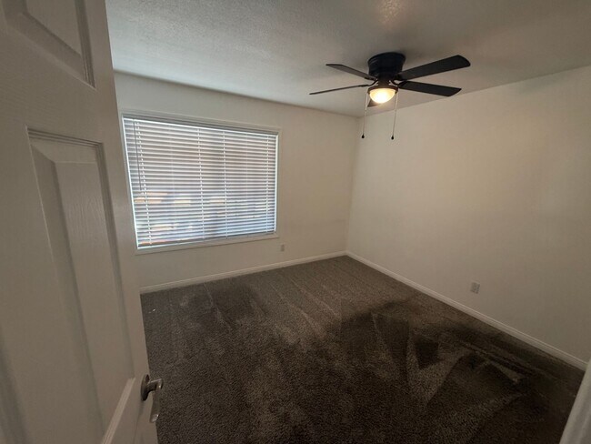 Building Photo - 1118 Zircon St