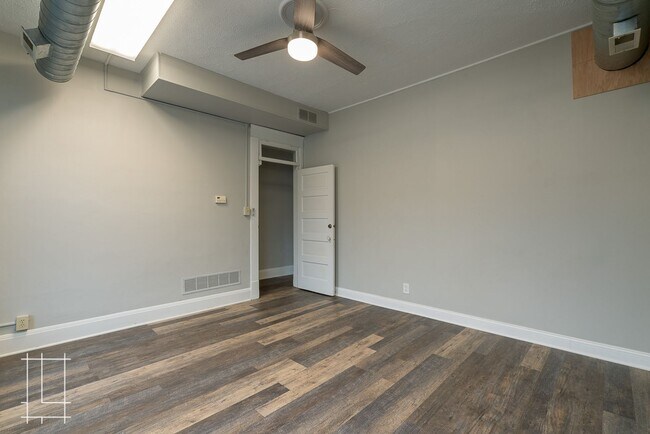 Building Photo - 903-903 Oak St
