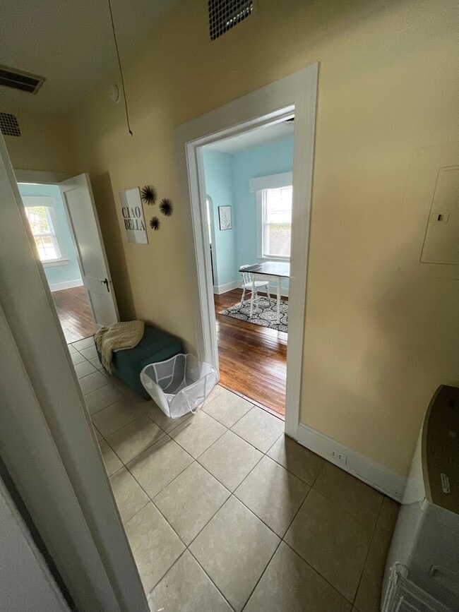 Building Photo - 2 bedroom Grid House for rent!
