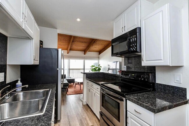 Building Photo - 6526 Ocean Crest Dr