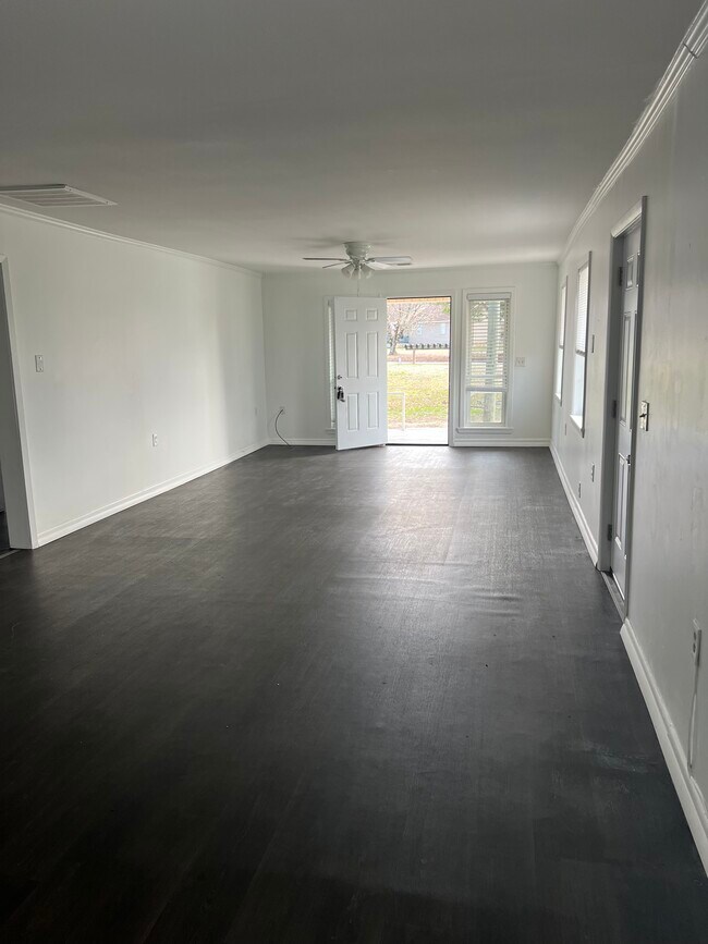 Building Photo - 979 Dowdey Rd