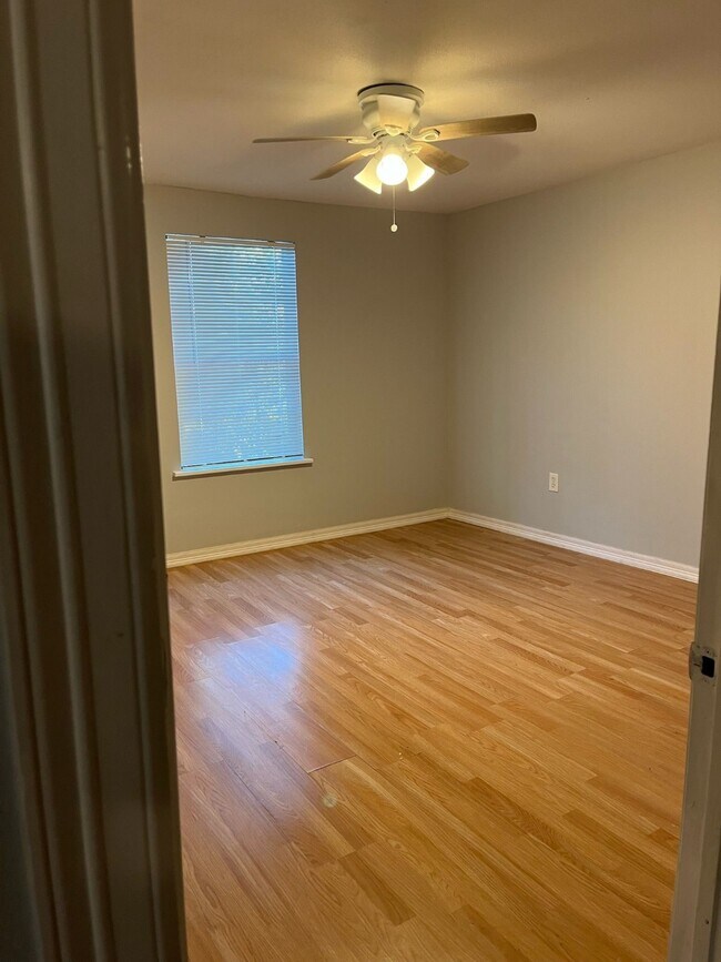 Building Photo - 8826 Crestview Dr