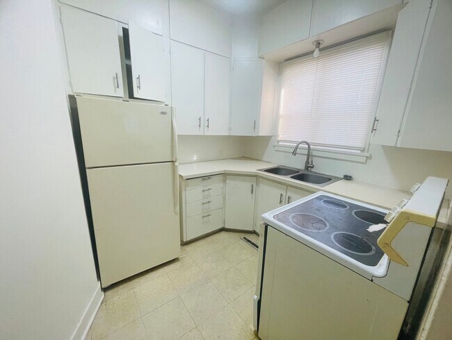 Building Photo - 2512 Jones St