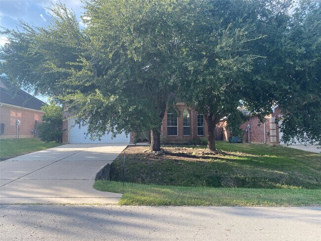 Building Photo - 9210 Hidden Lake E Dr