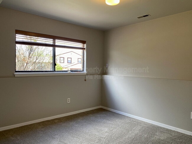 Building Photo - 5945 Breeze Ct