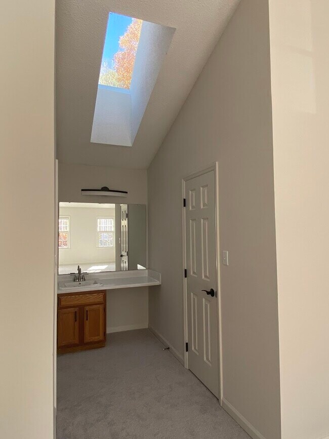 Building Photo - 118 W Skyhawk Dr